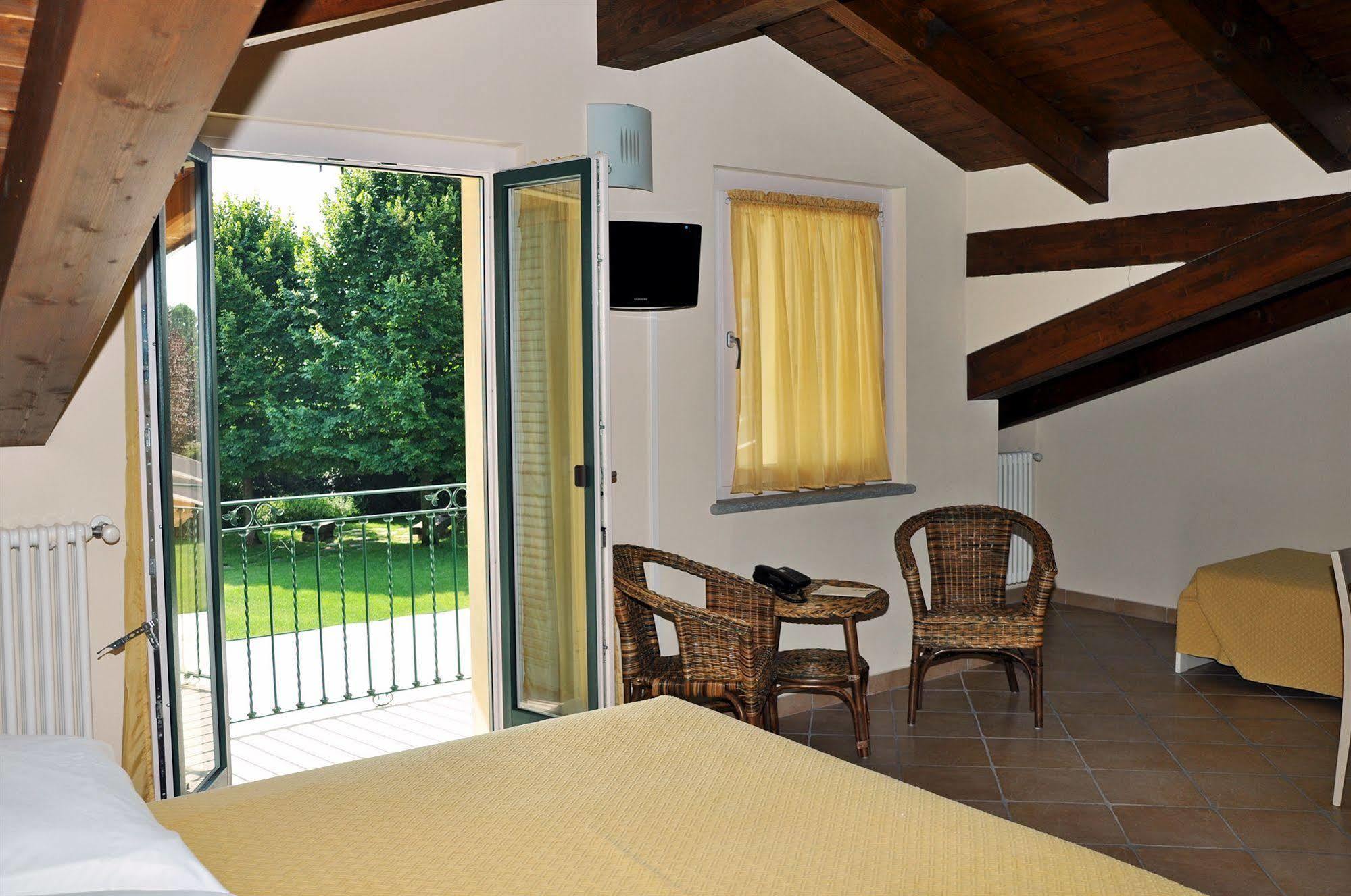 Hotel Ristorante La Torretta Bianze Exterior photo
